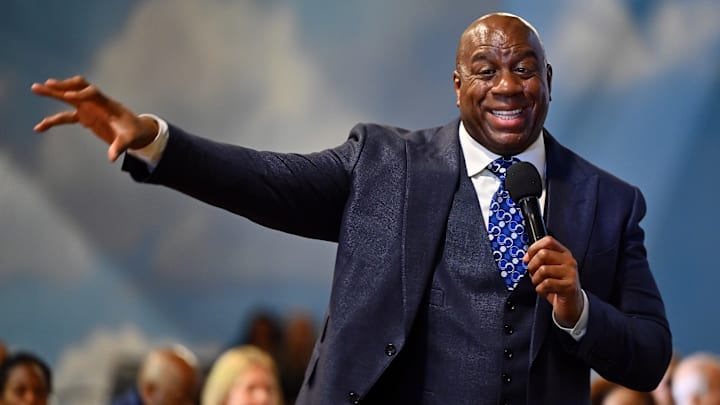 Earvin "Magic" Johnson se retiró del baloncesto en 1996