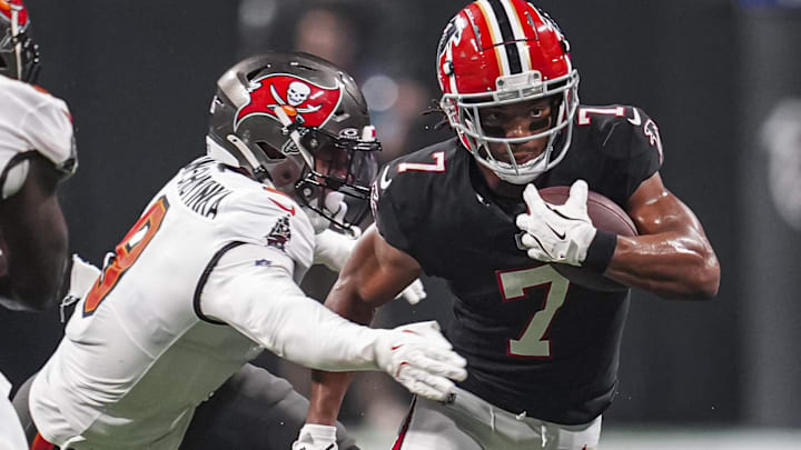 Joe Tryon-Shoyinka attempts to bring down Bijan Robinson of the Falcons. Tryon-Shoyinka was a Tampa Bay first-round pick who was just watching in Cleveland and the Bears need pressure from him on the QB.