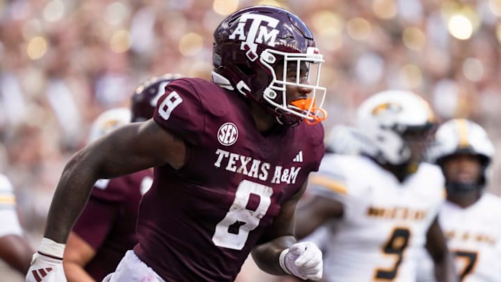 Le'Veon Moss(8) rushes for Texas A&M against Missouri at Kyle Field on Nov. 8, 2025. 