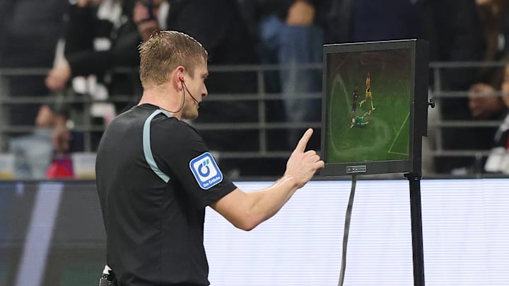 Am Freitagabend wird der Videoschiedsrichter von einem Ex-Profi unterstützt Am Freitagabend wird der Videoschiedsrichter von einem Ex-Profi unterstützt