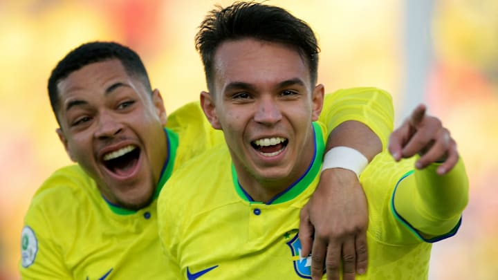 Vitor Roque, do Athletico-PR, e Giovane, do Corinthians, foram convocados