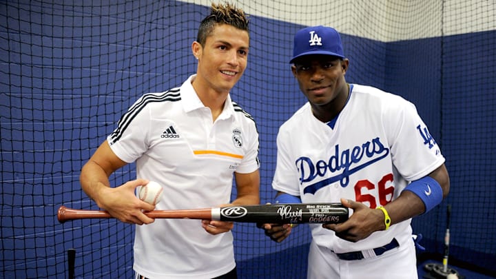 Cristiano Ronaldo y Yasiel Puig posando juntos en una visita del futbolista a Los Dodgers de Los Angeles 