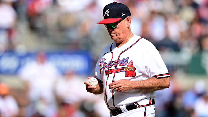 Snitker seguirá con los Bravos
