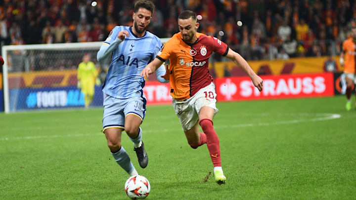 Rodrigo Bentancur battling for the ball against Galatasaray 
