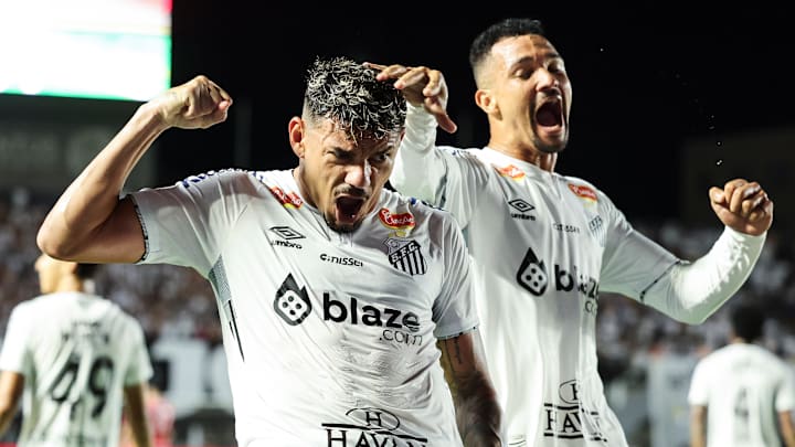 Tiquinho Soares é o homem de referência do ataque