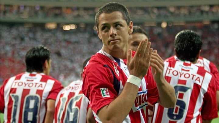 El delantero Javier 'Chicharito' Hernández se está rehabilitando de una lesión, pero espera ponerse en forma para ayudar a Chivas.