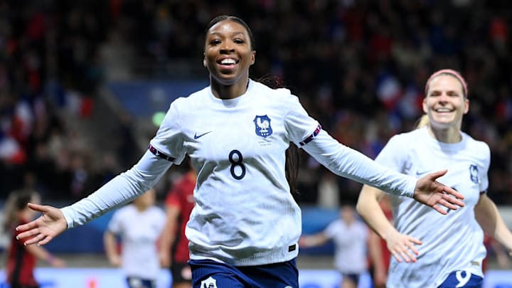 Les Bleues s'imposent face au Canada (2-1).
