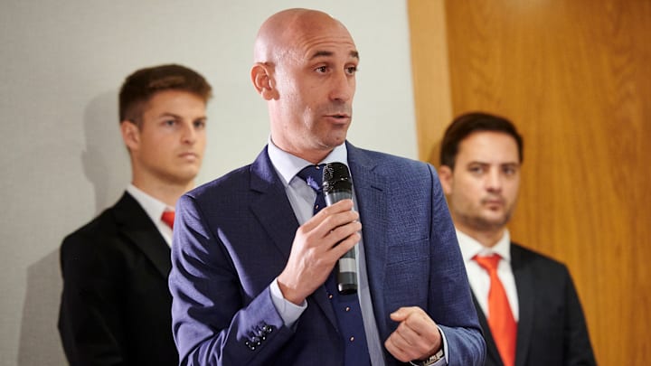 Luis Rubiales pasó de ser un importante dirigente futbolístico, a estar exiliado de España 