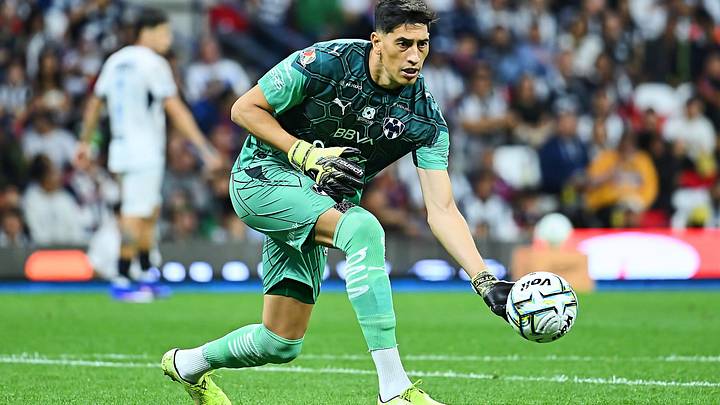 Terrible error de Esteban Andrada, portero del Monterrey, provoca el cuarto gol del Atlante en la cancha del Estadio Azteca. Terrible error de Esteban Andrada, portero del Monterrey, provoca el cuarto gol del Atlante en la cancha del Estadio Azteca.