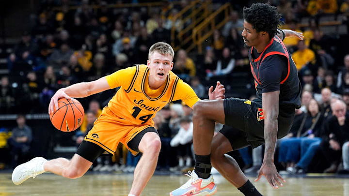Iowa Hawkeyes guard Bennett Stirtz (14)