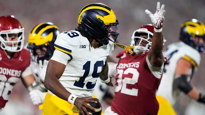 Oklahoma defensive end R Mason Thomas (32) hopes to help the Sooners continue their defensive dominance Saturday at Temple after a stellar showing vs. Michigan.