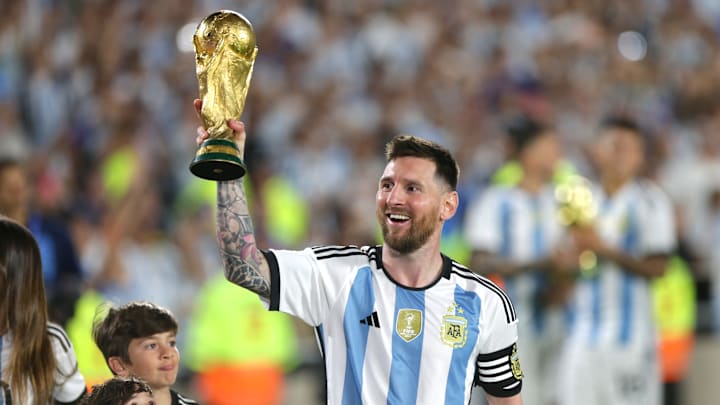 Lionel Messi mit dem WM-Pokal Lionel Messi mit dem WM-Pokal