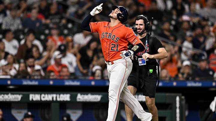Apr 24, 2026; Houston, Texas, USA;  Houston Astros catcher Yainer Diaz (21) rounds the bases after hitting a solo home run in the in the seventh inning against the New York Yankees at Daikin Park. Mandatory Credit: Maria Lysaker-Imagn Images