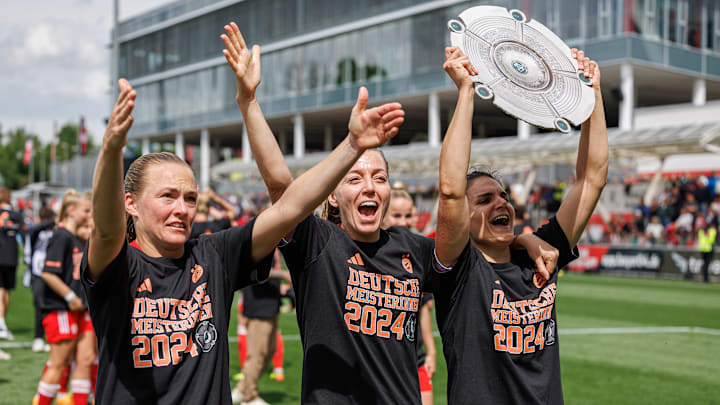 Dieses Mal mit der echten Trophäe - nach dem letzten Saisonspiel gegen Hoffenheim erhält der FC Bayern zum zweiten Mal in Folge die Meisterschale