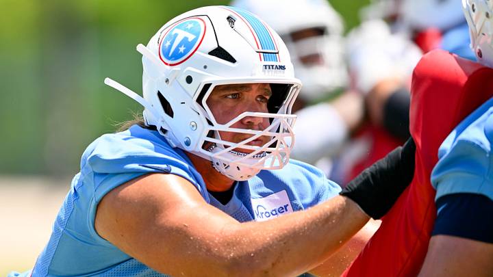 Tennessee Titans tackle Austin Deculus goes through drills Tennessee Titans tackle Austin Deculus goes through drills