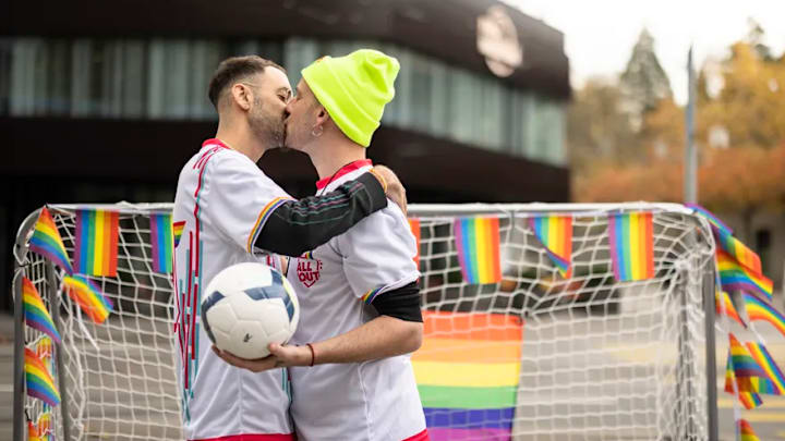 Manifestantes se besan frente a la FIFA como protesta sobre la situación de los derechos humanos de las personas LGBT+ en Qatar