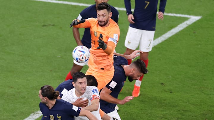 Hugo Lloris a failli offrir un but aux Polonais.