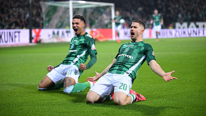 Werder Bremens Romano Schmid und Justin Njinmah beim Torjubel
