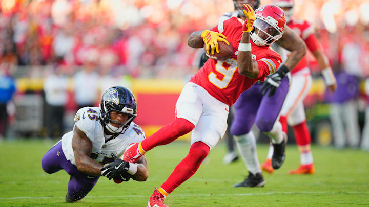 Sep 28, 2025; Kansas City, Missouri, USA; Kansas City Chiefs wide receiver JuJu Smith-Schuster (9) attempts to evade a tackle from Baltimore Ravens linebacker Mike Green (45) during the third quarter at GEHA Field at Arrowhead Stadium. Mandatory Credit: Jay Biggerstaff-Imagn Images Sep 28, 2025; Kansas City, Missouri, USA; Kansas City Chiefs wide receiver JuJu Smith-Schuster (9) attempts to evade a tackle from Baltimore Ravens linebacker Mike Green (45) during the third quarter at GEHA Field at Arrowhead Stadium. Mandatory Credit: Jay Biggerstaff-Imagn Images
