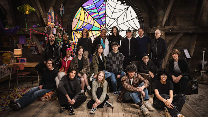 Wednesday. (L to R) Georgie Farmer, Victor Dorobantu, Luyanda Unati Lewis-Nayo, Joy Sunday, Owen Painter, Emma Myers, Billie Piper, Jenna Ortega, Evie Templeton, Luis Guzmán, Isaac Ordonez, Catherine Zeta-Jones, Alfred Gough, Noah Taylor, Miles Millar, Tim Burton, Steve Buscemi, Moosa Mostafa, Hunter Doohan on the set of Wednesday season 2. Cr. Helen Sloan/Netflix © 2024