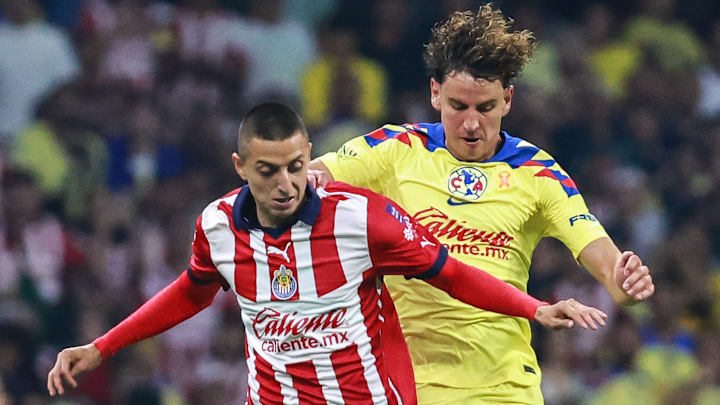 Roberto Alvarado y el chileno Igor Lichnovsky durante el C2024