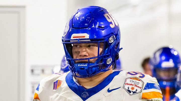 Dec 31, 2024; Glendale, AZ, USA; Boise State Broncos defensive tackle Braxton Fely (90) against the Penn State Nittany Lions during the Fiesta Bowl at State Farm Stadium. Mandatory Credit: Mark J. Rebilas-Imagn Images Dec 31, 2024; Glendale, AZ, USA; Boise State Broncos defensive tackle Braxton Fely (90) against the Penn State Nittany Lions during the Fiesta Bowl at State Farm Stadium. Mandatory Credit: Mark J. Rebilas-Imagn Images