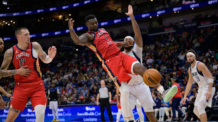Jan 29, 2025; New Orleans, Louisiana, USA; New Orleans Pelicans forward Zion Williamson (1) loses control of the ball next Dallas Mavericks center Daniel Gafford during the second half at Smoothie King Center. Mandatory Credit: Matthew Hinton-Imagn Images Jan 29, 2025; New Orleans, Louisiana, USA; New Orleans Pelicans forward Zion Williamson (1) loses control of the ball next Dallas Mavericks center Daniel Gafford during the second half at Smoothie King Center. Mandatory Credit: Matthew Hinton-Imagn Images