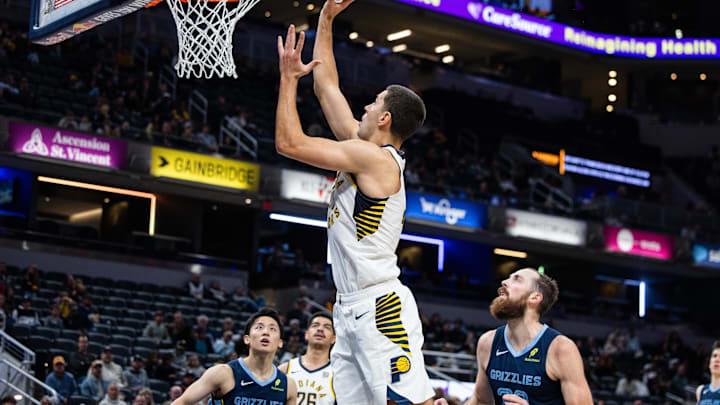 Oct 14, 2024; Indianapolis, Indiana, USA; Indiana Pacers forward Cole Swider (21) shoots the ball while Memphis Grizzlies center Jay Huff (30) defends in the second half at Gainbridge Fieldhouse. Mandatory Credit: Trevor Ruszkowski-Imagn Images Oct 14, 2024; Indianapolis, Indiana, USA; Indiana Pacers forward Cole Swider (21) shoots the ball while Memphis Grizzlies center Jay Huff (30) defends in the second half at Gainbridge Fieldhouse. Mandatory Credit: Trevor Ruszkowski-Imagn Images