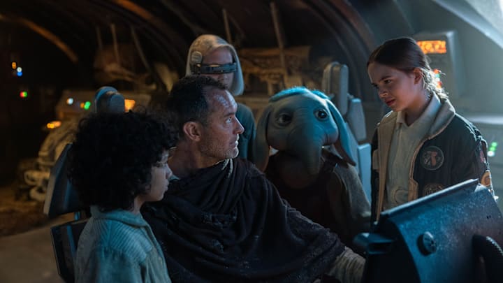 (L-R): Wim (Ravi Cabot-Conyers), Jod Na Nawood (Jude Law), KB (Kyriana Kratter), Neel (Robert Timothy Smith), and Fern (Ryan Kiera Armstrong) in Lucasfilm's STAR WARS: SKELETON CREW, exclusively on Disney+. Photo by Matt Kennedy. ©2024 Lucasfilm Ltd. & TM. All Rights Reserved.