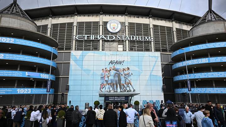 Aficionados del Manchester City a las afueras del Etihad Stadium en partido de Champions League. Aficionados del Manchester City a las afueras del Etihad Stadium en partido de Champions League.