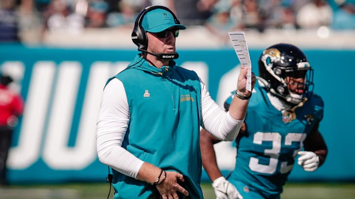 Oct 12, 2025; Jacksonville, Florida, USA;Jacksonville Jaguars head coach Liam Coen calls a play from the sideline against the Seattle Seahawks at EverBank Stadium.. Mandatory Credit: Travis Register-Imagn Images Oct 12, 2025; Jacksonville, Florida, USA;Jacksonville Jaguars head coach Liam Coen calls a play from the sideline against the Seattle Seahawks at EverBank Stadium.. Mandatory Credit: Travis Register-Imagn Images