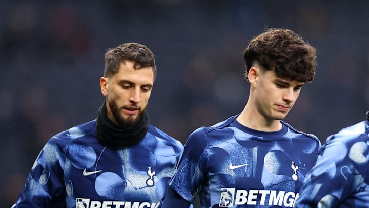 Rodrigo Bentancur and Archie Gray warm up against Ipswich Town