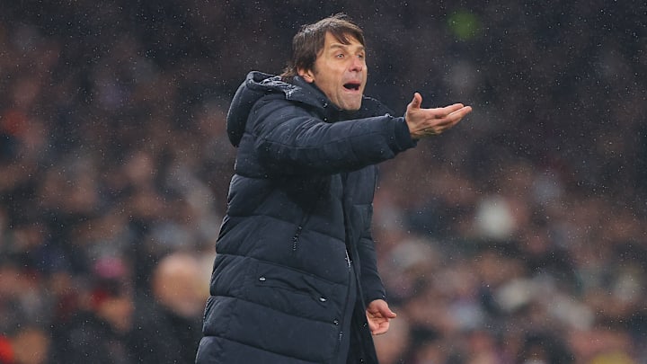 Antonio Conte vivia clima de desgaste no clube londrino