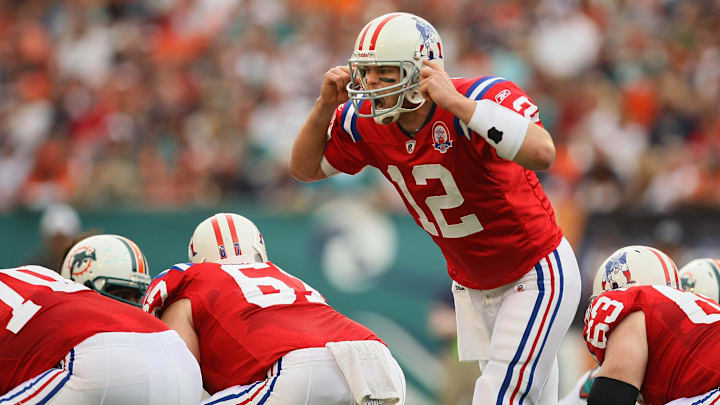 Patriots quarterback Tom Brady changes a play 