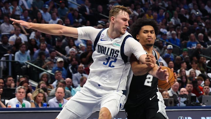Oct 22, 2025; Dallas, Texas, USA; San Antonio Spurs guard Dylan Harper (2) drives to the basket as Dallas Mavericks forward Cooper Flagg (32) defends during the game at American Airlines Center. Mandatory Credit: Kevin Jairaj-Imagn Images Oct 22, 2025; Dallas, Texas, USA; San Antonio Spurs guard Dylan Harper (2) drives to the basket as Dallas Mavericks forward Cooper Flagg (32) defends during the game at American Airlines Center. Mandatory Credit: Kevin Jairaj-Imagn Images