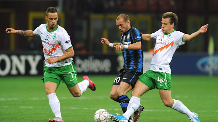 Marko Arnautovic (.) und Philipp Bargfrede (r.) gegen Inters Wesley Sneijder