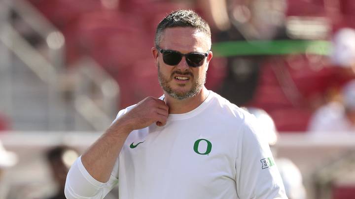 Sep 26, 2026; Los Angeles, California, USA; Oregon Ducks coach Dan Lanning preps his team before taking on the USC Trojans at United Airlines Field at Los Angeles Memorial Coliseum. Mandatory Credit: Kiyoshi Mio-Imagn Images Sep 26, 2026; Los Angeles, California, USA; Oregon Ducks coach Dan Lanning preps his team before taking on the USC Trojans at United Airlines Field at Los Angeles Memorial Coliseum. Mandatory Credit: Kiyoshi Mio-Imagn Images