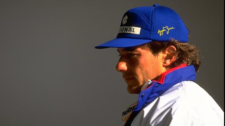 Ayrton Senna usando la gorra del Banco Nacional de Brasil, uno de sus patrocinadores en la Fórmula 1