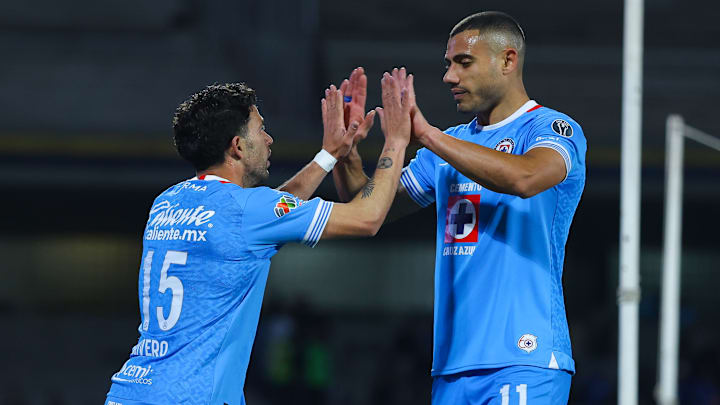 El capitán uruguayo Ignacio Rivero festeja su gol con el griego Giorgos Giakoumakis