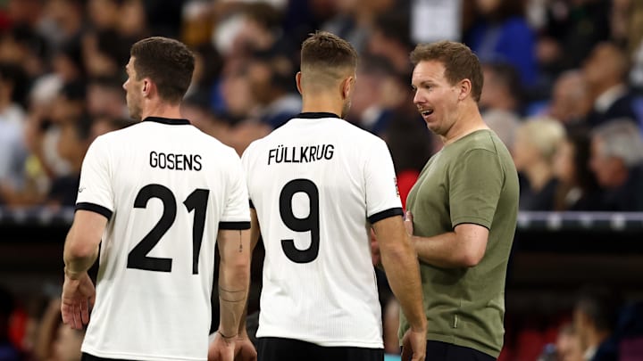 Julian Nagelsmann, Niclas Füllkrug und Robin Gosens an der Seitenlinie im Spiel gegen Portugal Julian Nagelsmann, Niclas Füllkrug und Robin Gosens an der Seitenlinie im Spiel gegen Portugal