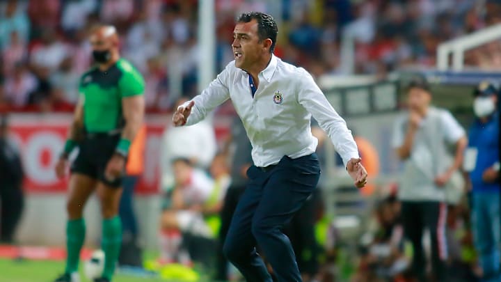 Chivas no dejaría a Cadena en el banquillo el próximo torneo