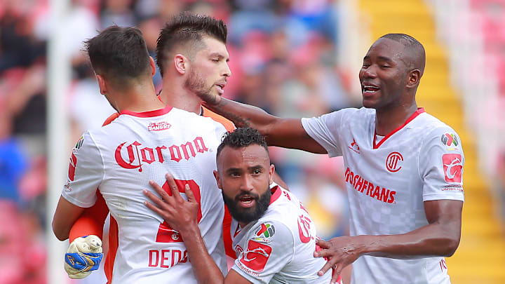 Jugadores del Toluca celebran un gol.