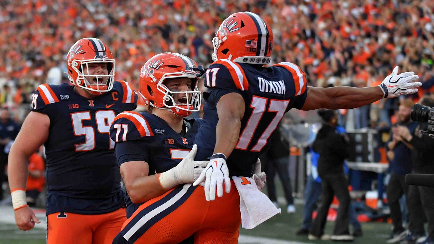 Social Media Reacts to Illinois Football's Upset Win Over Oregon
