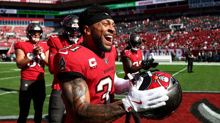 Antoine Winfield Jr., the leader of the Buccaneers secondary, has taken Shilo Sanders under his wing.