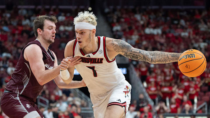 Louisville Cardinals forward Kasean Pryor (7) makes his way around a Bellarmine Knights defender during their game on Tuesday, Nov. 19, 2024 at the KFC Yum! Center in Louisville, Ky. Louisville Cardinals forward Kasean Pryor (7) makes his way around a Bellarmine Knights defender during their game on Tuesday, Nov. 19, 2024 at the KFC Yum! Center in Louisville, Ky.