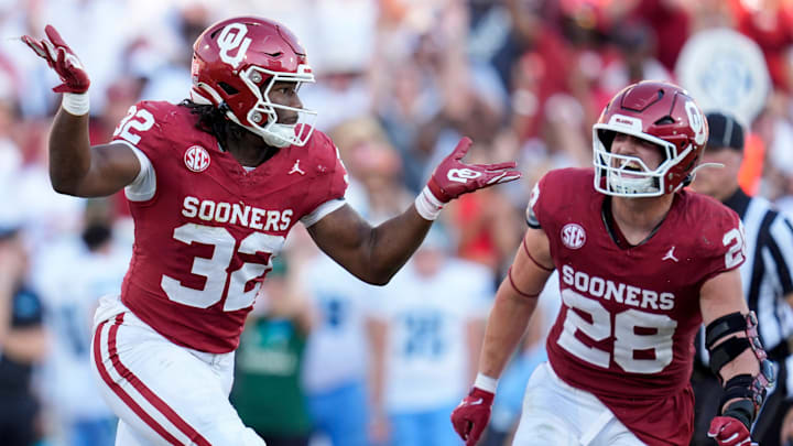Oklahoma Sooners defensive lineman R Mason Thomas (32) celebrates beside Oklahoma Sooners linebacker Danny Stutsman (28) after a sack.