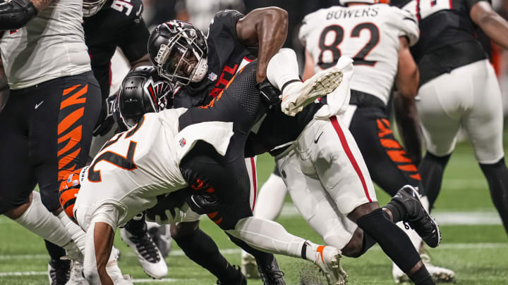 Former Atlanta Falcons linebacker Andre Smith signed with the Denver Broncos on Thursday.