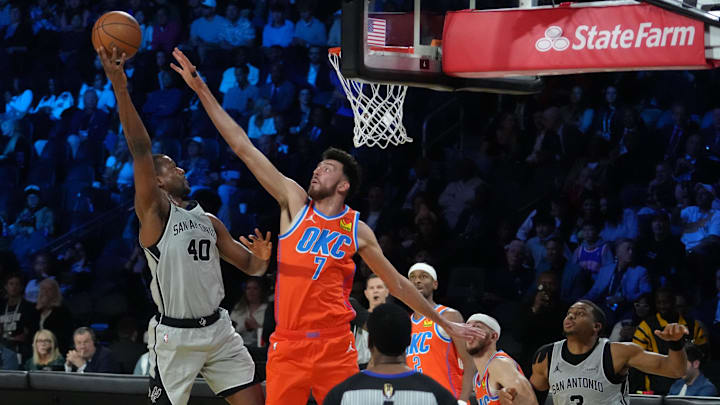 Dec 13, 2025; Las Vegas, Nevada, USA; San Antonio Spurs forward Harrison Barnes (40) looks to shoot over Oklahoma City Thunder center Chet Holmgren (7) during the first half at T-Mobile Arena. Mandatory Credit: Kirby Lee-Imagn Images Dec 13, 2025; Las Vegas, Nevada, USA; San Antonio Spurs forward Harrison Barnes (40) looks to shoot over Oklahoma City Thunder center Chet Holmgren (7) during the first half at T-Mobile Arena. Mandatory Credit: Kirby Lee-Imagn Images