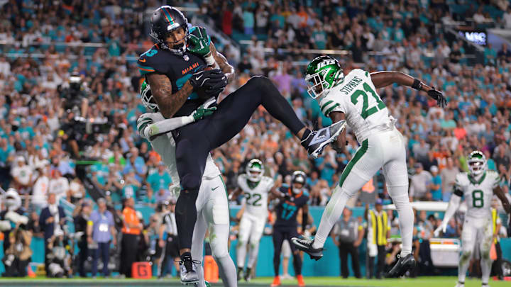 Miami Dolphins tight end Darren Waller (83) makes a touchdown catch against New York Jets cornerback Brandon Stephens (21) during the first half at Hard Rock Stadium.