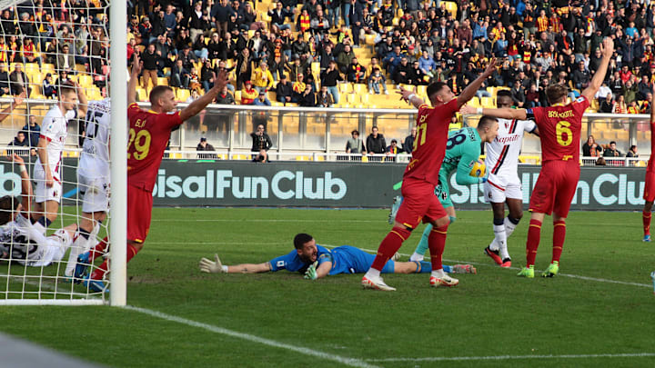 Wladimiro Falcone s'écroule et réclame le pénalty Wladimiro Falcone s'écroule et réclame le pénalty